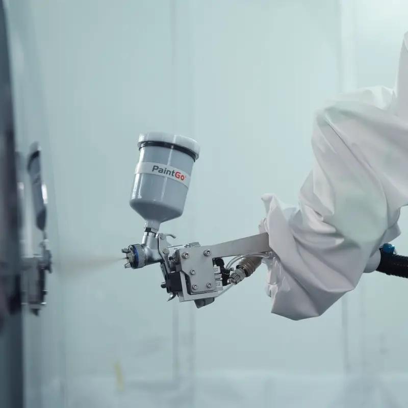 3455-202409181456471640 PaintGo® 90E & 98E | Lackierroboter, Lackierarm mit Spritzpistole und monitertem Lackbecher